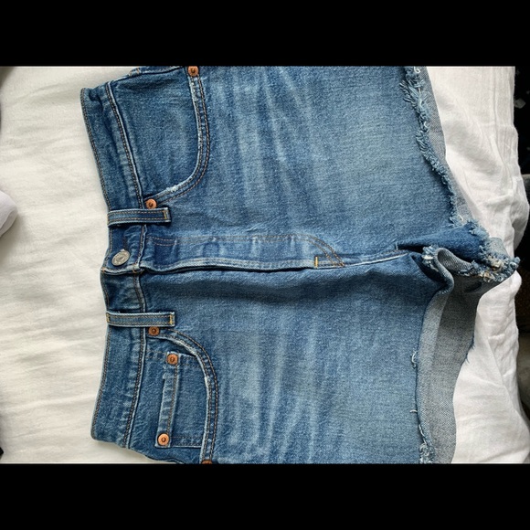Levi’s Ribcage Jean Shorts - Picture 3 of 4